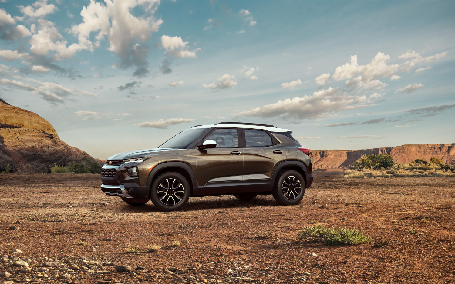 Comparison - Chevrolet Trailblazer ACTIV 2021 - vs - Hyundai Santa Fe